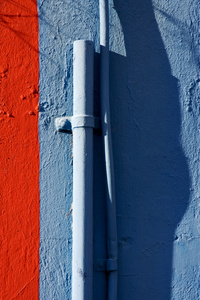 蓝彩的管和红墙