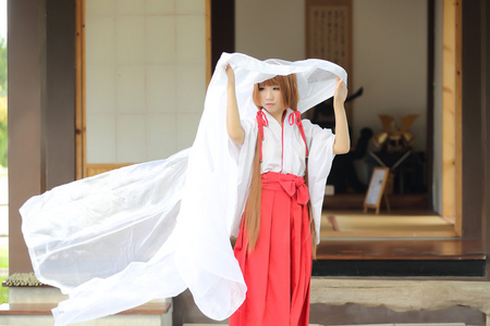 日本服饰日本妇女的传统服饰巫女照片