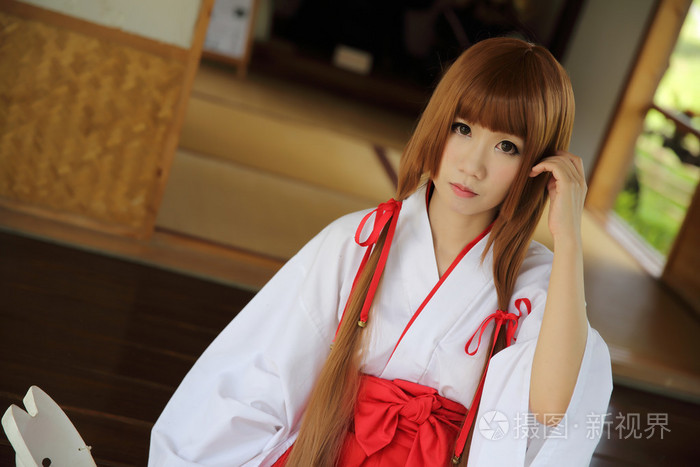 日本妇女的传统服饰巫女