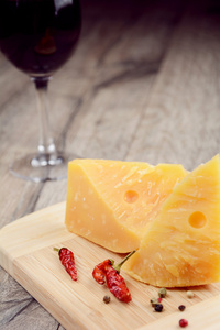奶酪与红酒的玻璃桌上