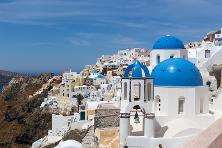 蓝色和白色教堂的圣托里尼岛伊亚村。希腊