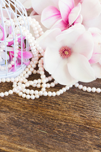 玉兰花开，木制的桌子上的珍珠