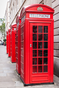 传统红色电话亭在伦敦