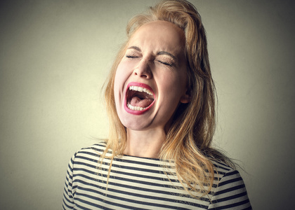 生气的女孩子图片