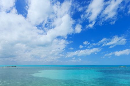 热带海蓝色的天空下