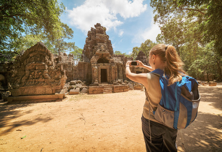 旅游摄影在柬埔寨吴哥窟庙入口处