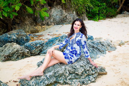 年轻漂亮的女孩在一个热带岛屿的海滩上。夏季 v