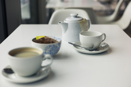 茶壶和桌上的杯子