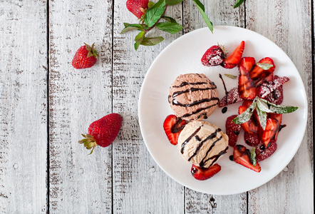 草莓与巧克力冰淇淋