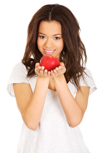 美丽的女人举行一个苹果