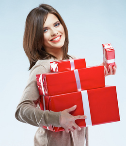 女人抱着红色礼品盒