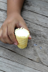 孩子们在手吃冰淇淋