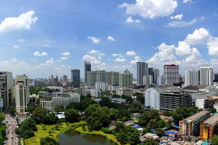 美丽的蓝色天空，在曼谷市中心