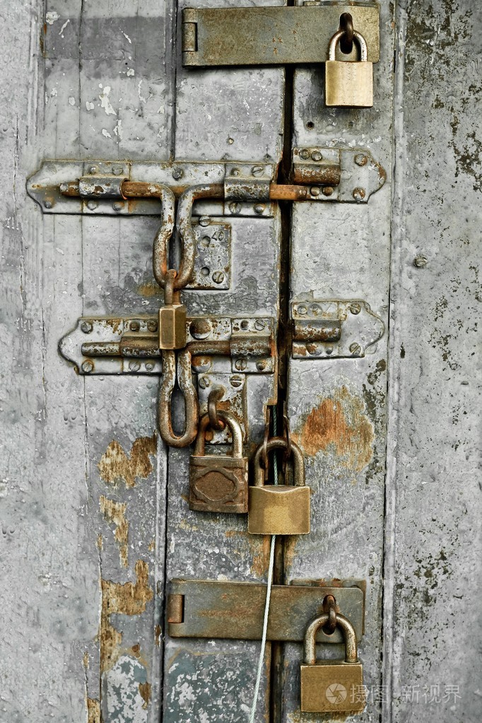 与很多锈锁的门
