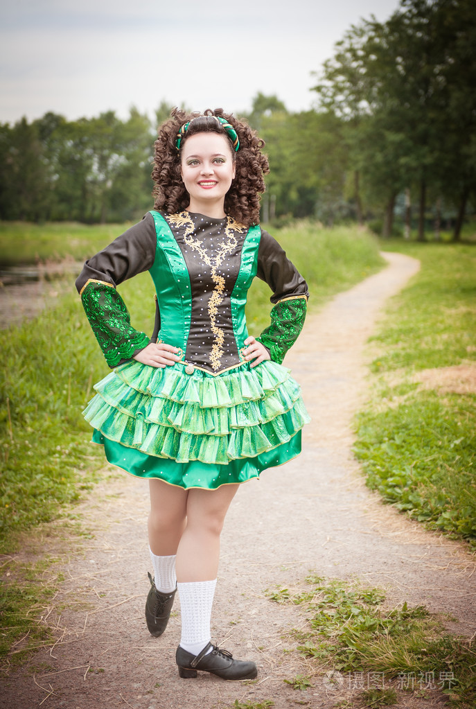年轻漂亮的女孩,在爱尔兰舞蹈服饰构成户外