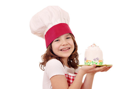 快乐的小女孩用蛋糕肖像做饭