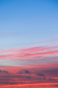 丰富多彩的红色和蓝色夕阳的天空