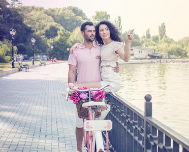夫妇与粉红色的老式自行车中夏公园