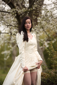 林木的复古白色新娘婚纱礼服