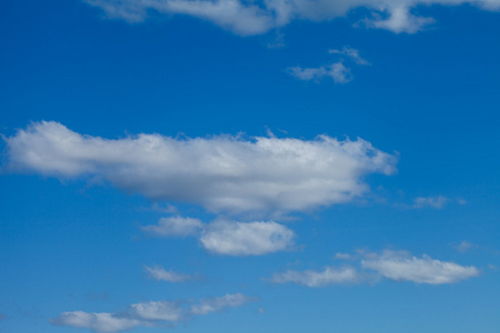 云在天空为背景