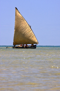 在马达加斯加海中航行