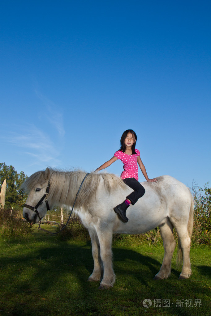 骑一匹白马的女孩