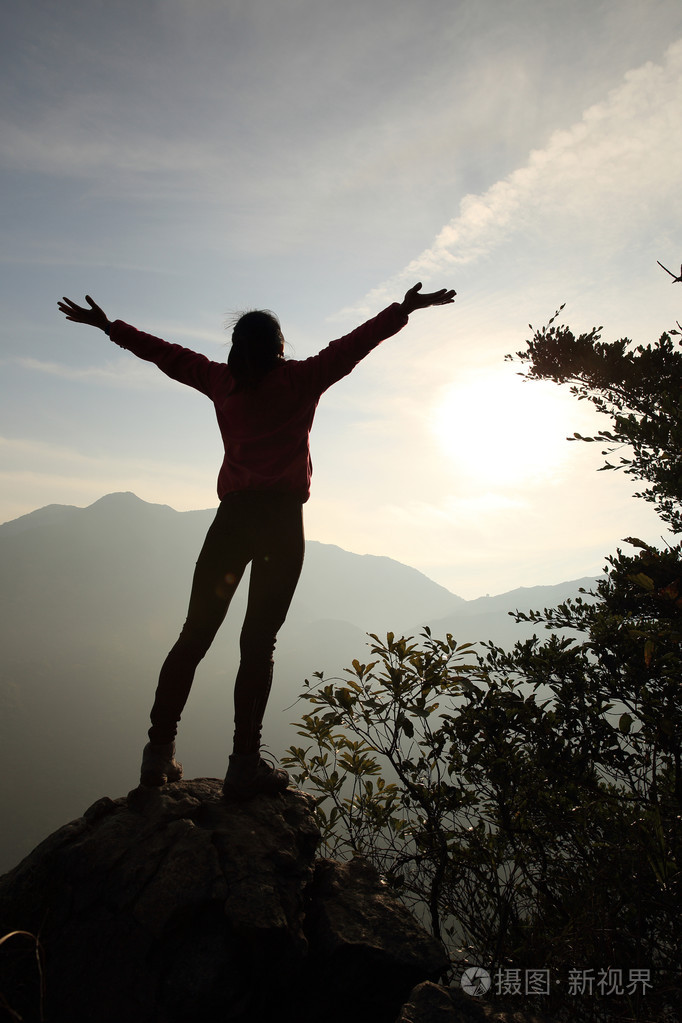 张开双臂欢呼女人