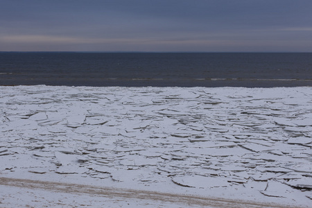 在海滩上的雪和冰冬季沿海景观