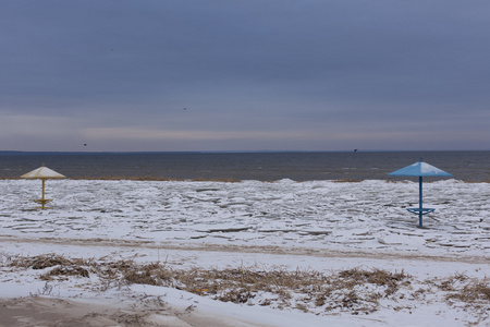 在海滩上的雪和冰冬季沿海景观