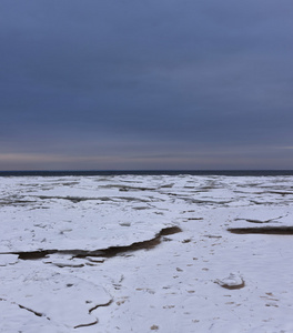 在海滩上的雪和冰冬季沿海景观