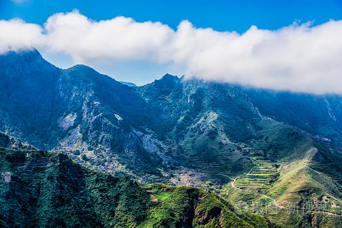 山与云在蔚蓝的天空