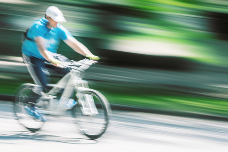 交通在城市道路上的自行车手图片