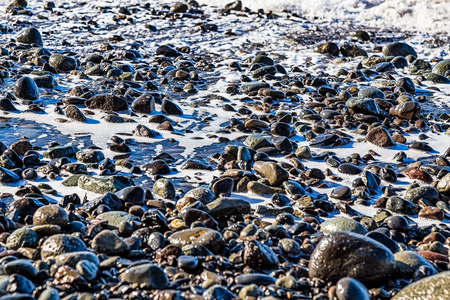 海滩上有泡沫的石头