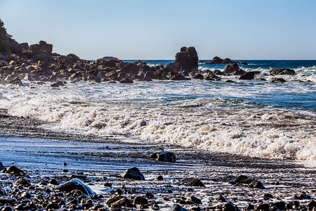 野生海滩上的波浪和岩石