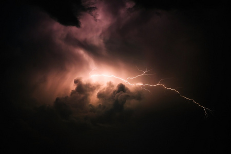 雷电和暴风雨的天空