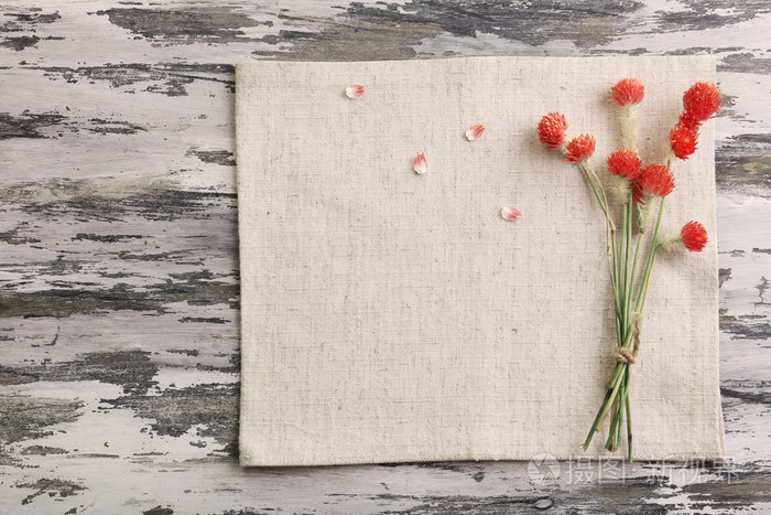 美丽的干燥花在餐巾纸上木制的背景上照片 正版商用图片1j553w 摄图新视界