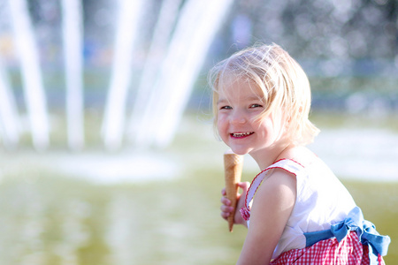 可爱的小女孩，在夏日吃冰激淋