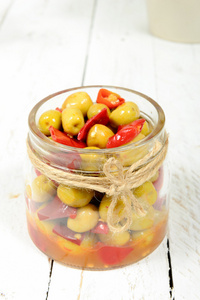 玻璃罐与橄榄和辣椒