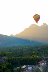 彩色热气球在天空中。老挝