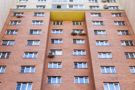 普希金诺，俄罗斯，在 2015 年 4 月 11 日。一个新的公寓楼门面的片段