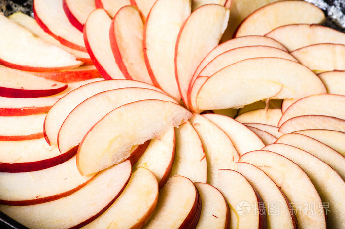 苹果片排列在锅中照片-正版商用图片1j57o1-摄图新视界