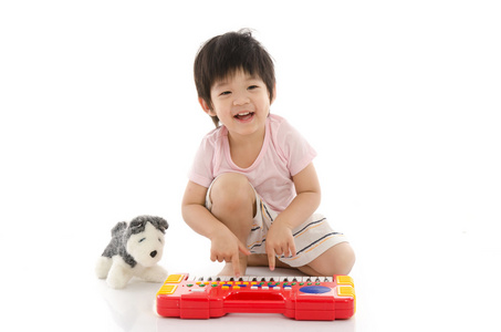 小亚洲男孩玩电动玩具钢琴图片
