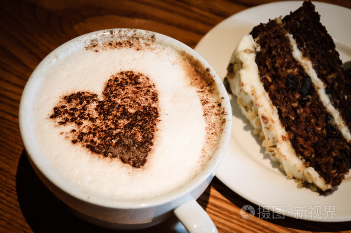 一杯咖啡和胡萝卜蛋糕配奶酪奶油
