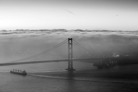 低雾在金门桥 San Francisco