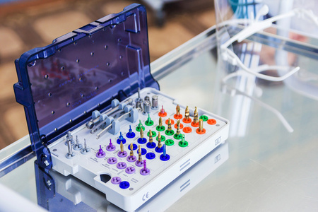 牙种植外科器械盒照片