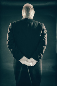 白绅士戴着白手套的管家照片