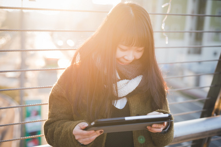 在城市与平板电脑的女人