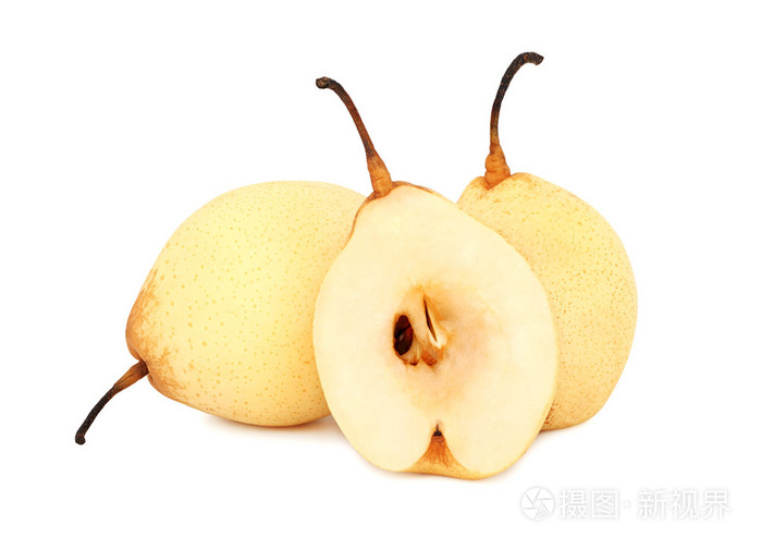 两整半熟的中国梨(孤立的)