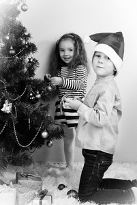 孩子装饰圣诞树
