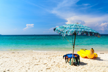 在蓝蓝的天空，在夏天的沙滩伞和香蕉船